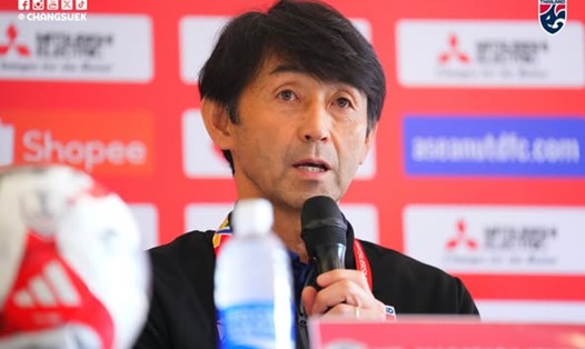 Huấn luyện viên Masatada Ishii của tuyển Thái Lan tham dự họp báo trưa 1.1.2025. Ảnh: Changsuek