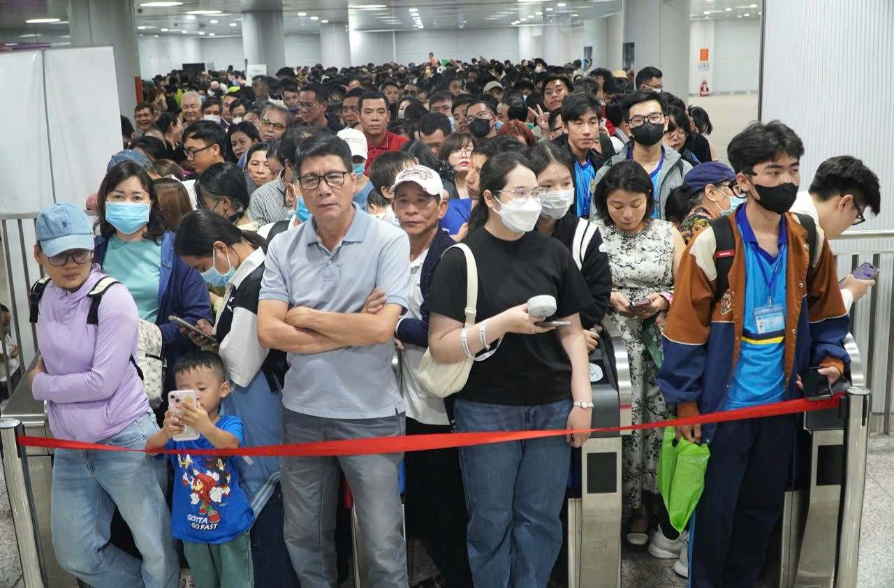 Xếp hàng chờ cả giờ để đi Metro số 1 trong ngày đầu năm 2025