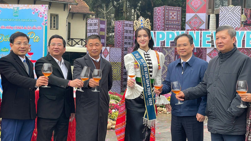 New Sa Pa Tourism Ambassador Pham Ngoc Quynh at the reception of the first tourists of 2025. Photo: Dinh Dai