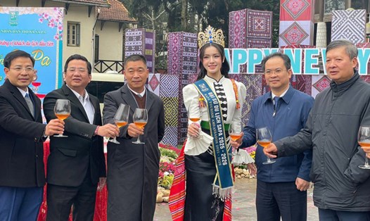 Tân Đại sứ Du lịch Sa Pa Phạm Ngọc Quỳnh trong buổi đón những du khách đầu tiên của năm 2025. Ảnh: Đinh Đại