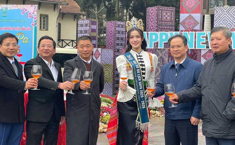New Sa Pa Tourism Ambassador Pham Ngoc Quynh at the reception of the first tourists of 2025. Photo: Dinh Dai