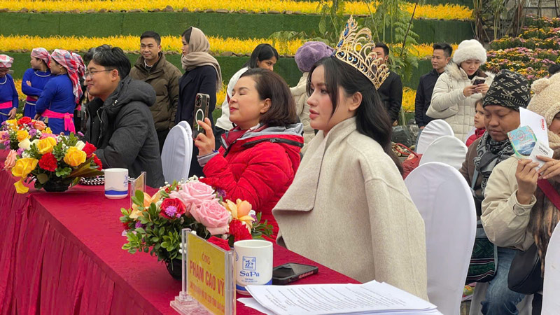 Hoa hậu du lịch Phạm Ngọc Quỳnh, sinh năm 1998 tại Hải Dương, là cử nhân khoa Ngôn ngữ Anh, Trường Đại học Ngoại thương Hà Nội. Với thành tích học tập xuất sắc và khả năng sử dụng ngôn ngữ linh hoạt, cô đã chứng tỏ tài năng và trí tuệ của mình. Ảnh: Đinh Đại