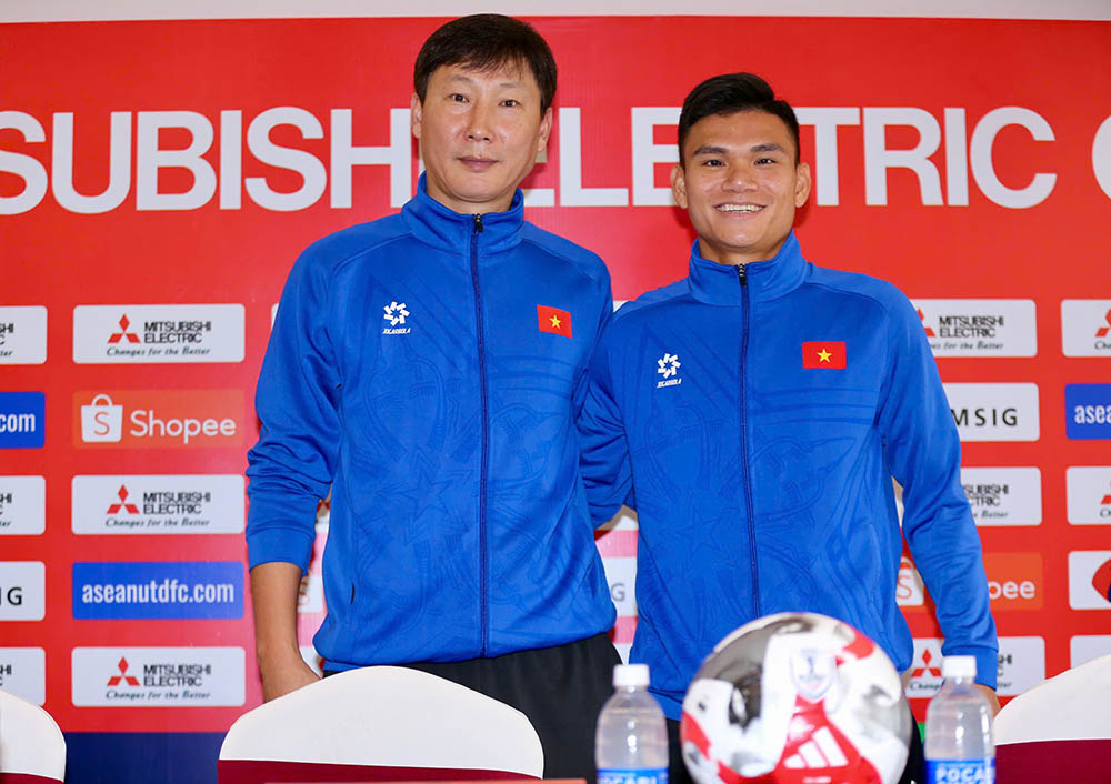 Pham Xuan Manh and coach Kim Sang-sik at the press conference. Photo: Huu Pham