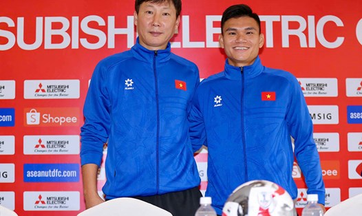 Phạm Xuân Mạnh cùng huấn luyện viên Kim Sang-sik tại buổi họp báo. Ảnh: Hữu Phạm