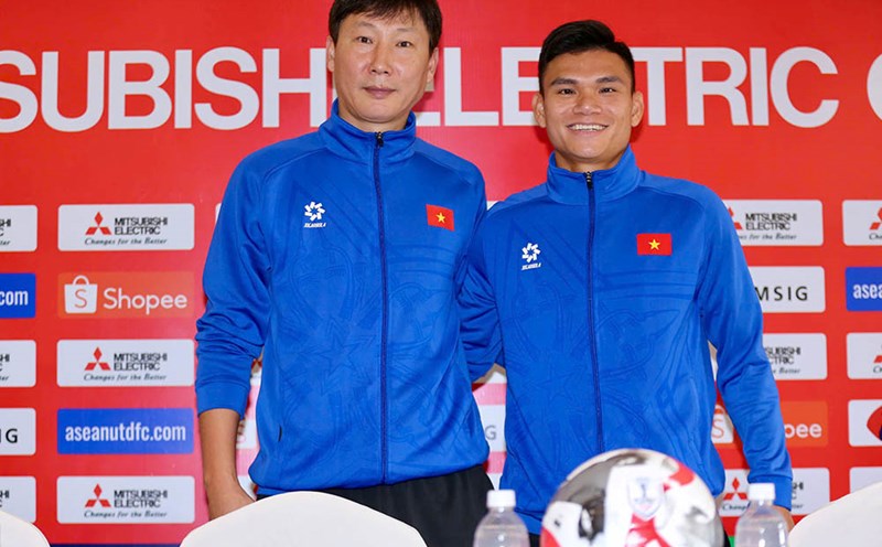 Pham Xuan Manh and coach Kim Sang-sik at the press conference. Photo: Huu Pham