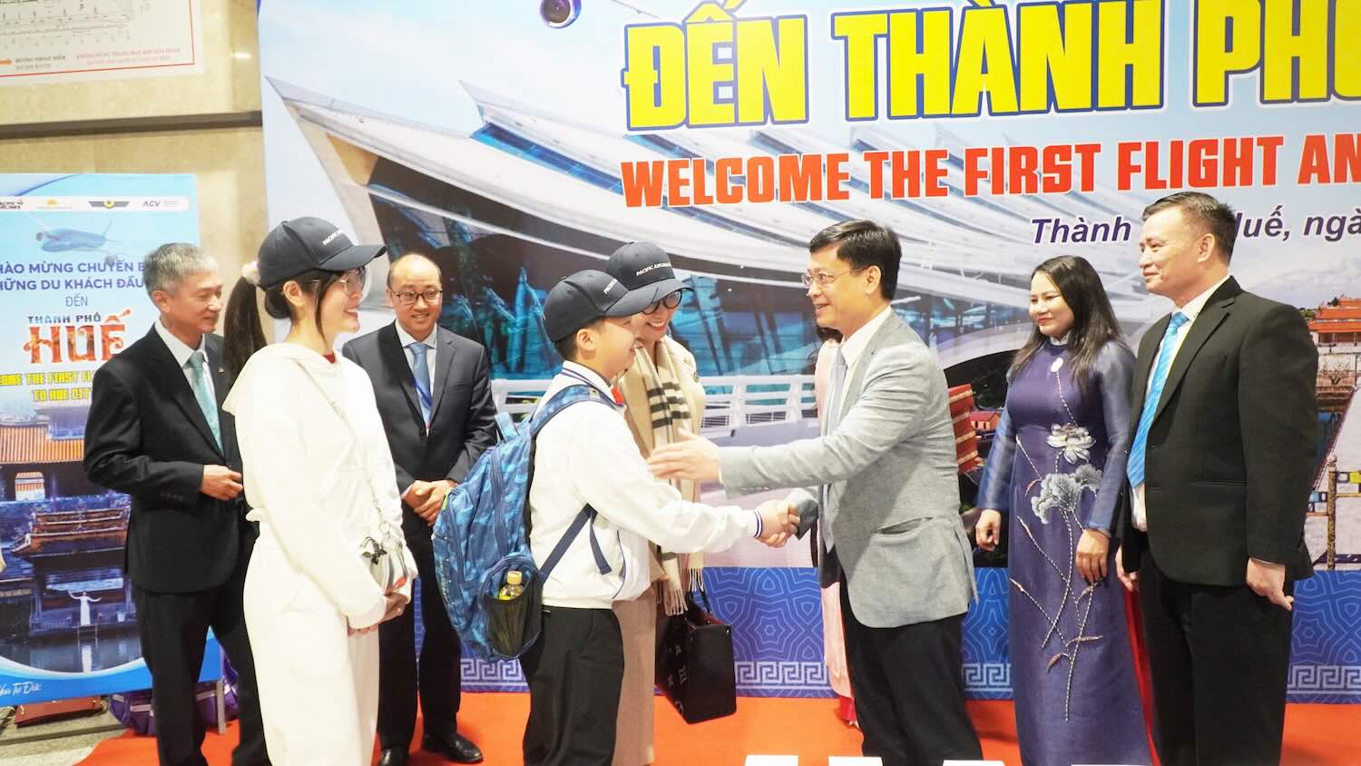 Mr. Nguyen Thanh Binh - Permanent Vice Chairman of Hue City People's Committee presented flowers to tourists. Photo: Van Bon.