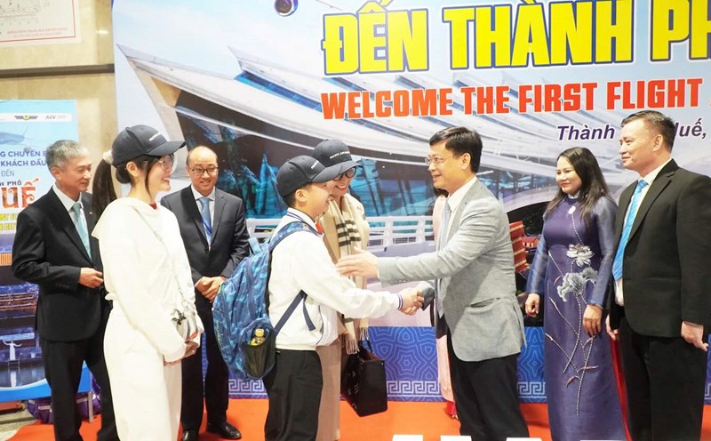 Mr. Nguyen Thanh Binh - Permanent Vice Chairman of Hue City People's Committee presented flowers to tourists. Photo: Van Bon.