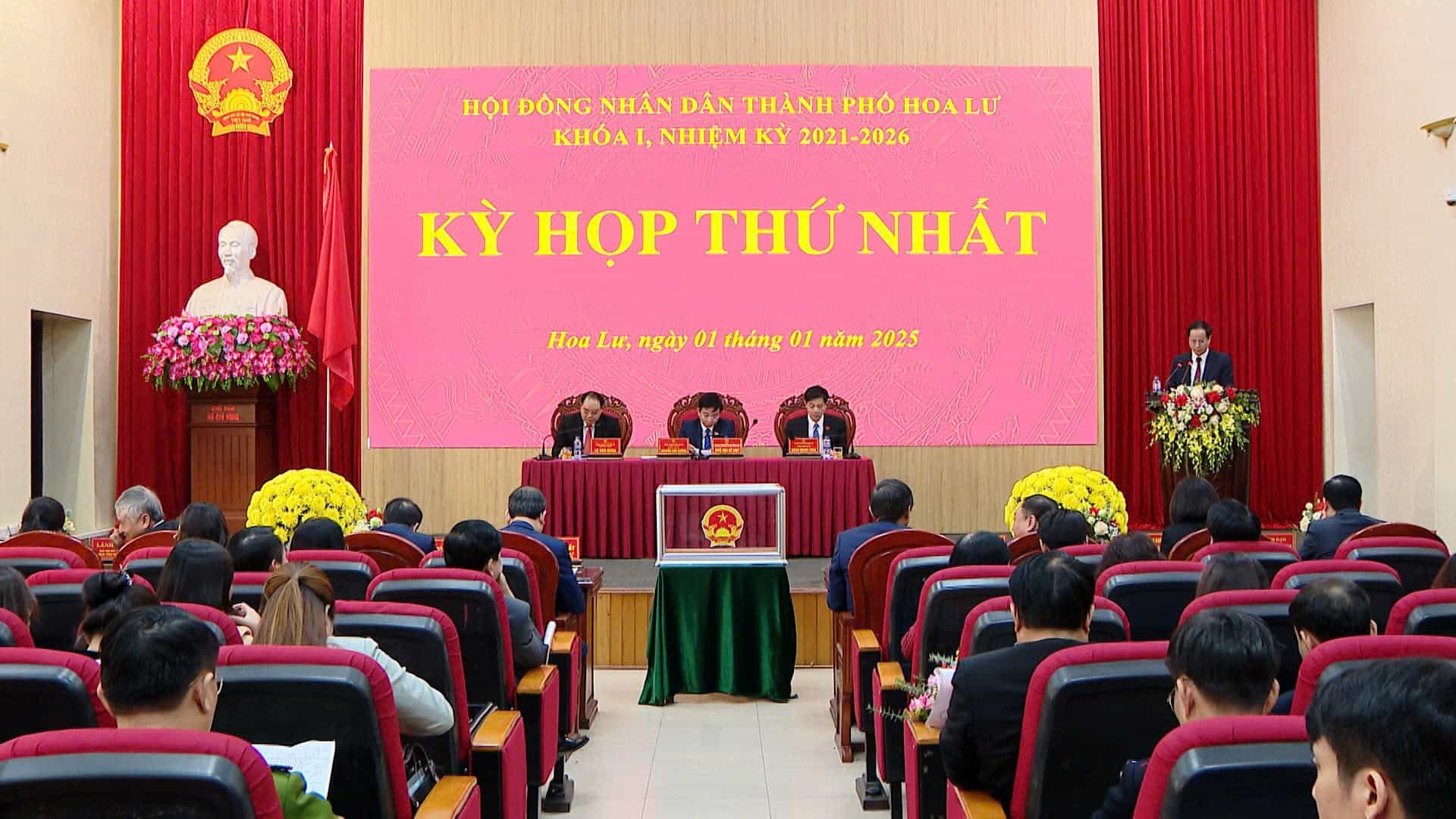 Delegates attending the first session of the Hoa Lu City People's Council, term I, 2021-2026, which took place on the morning of January 1. Photo: Nguyen Truong