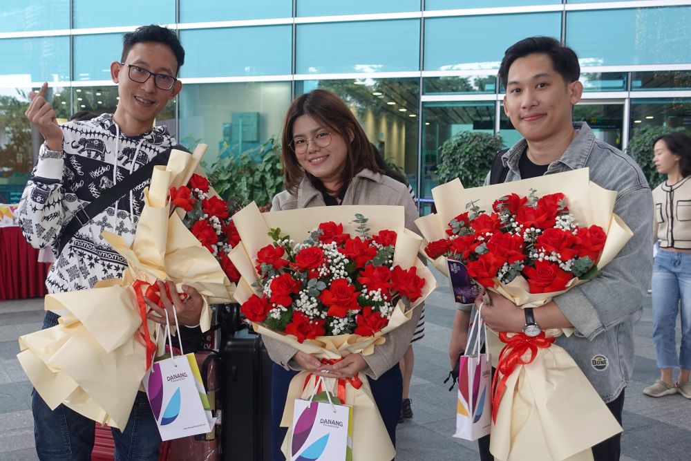 Da Nang gives away 1,000 vouchers to tourists on the occasion of the New Year. Photo: Tran Thi