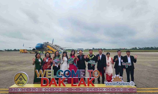 Đoàn khách du lịch đầu tiên đặt chân đến tỉnh Đắk Lắk bằng đường hàng không trong năm 2025. Ảnh: Bảo Trung