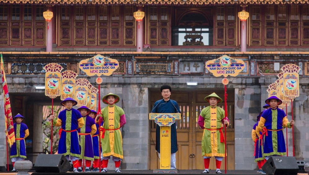 The City People's Committee announced the National Tourism Year & Hue Festival 2025 in front of Ngo Mon Gate. Photo: Le Hoang.