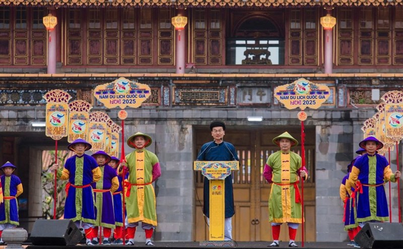 The City People's Committee announced the National Tourism Year & Hue Festival 2025 in front of Ngo Mon Gate. Photo: Le Hoang.