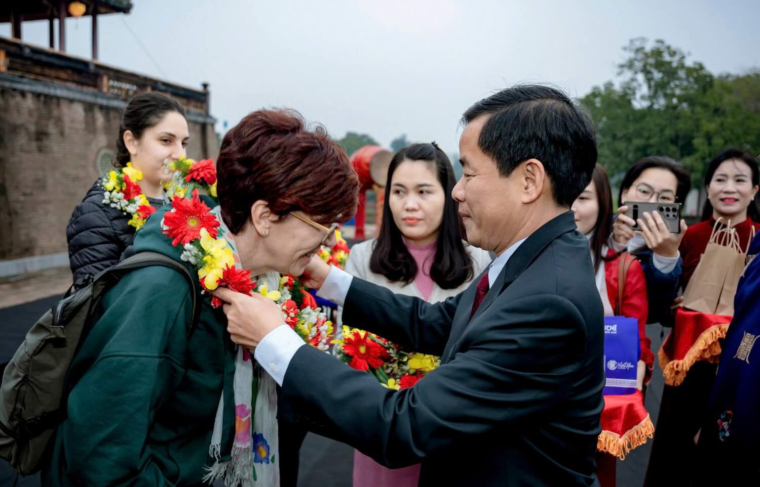 Chu tich UBND TP Hue Nguyen Van Phuong tang hoa cho du khach. Anh: Le Hoang.