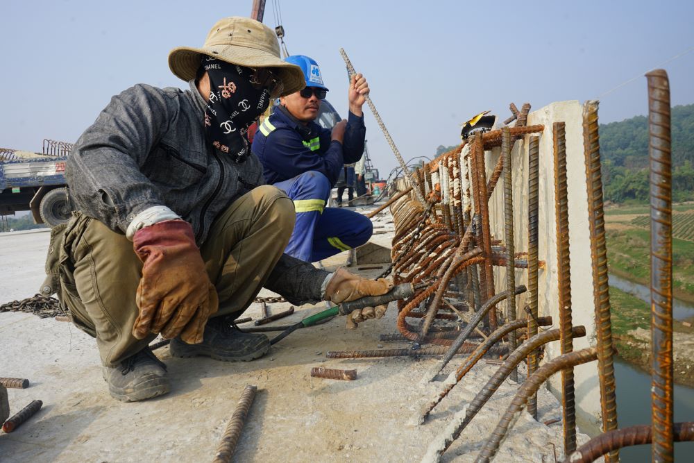 Khan truong hoan thien hang muc lan can hai ben cau. Anh: Quach Du