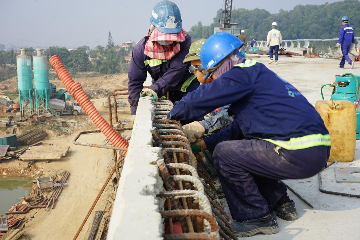 Cong nhan lao dong hoi ha thi cong tren cong truong xay dung cay cau vuot song Ma trong sang ngay dau nam moi 2025. Anh: Quach Du 