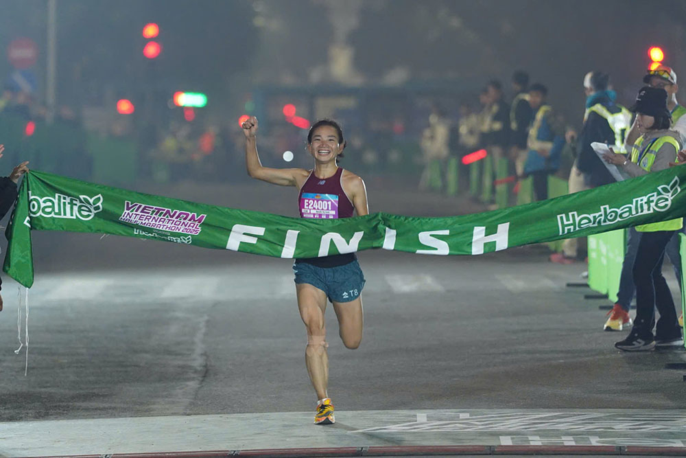 Nguyen Thi Oanh sets a new record at the 2025 Vietnam International Half Marathon. Photo: VIHM