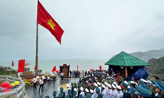 Lễ chào cờ đầu năm mới 2025 tại danh thắng quốc gia Bãi Môn - Mũi Điện (thị xã Đông Hòa, Phú Yên). Ảnh: Đăng Dư