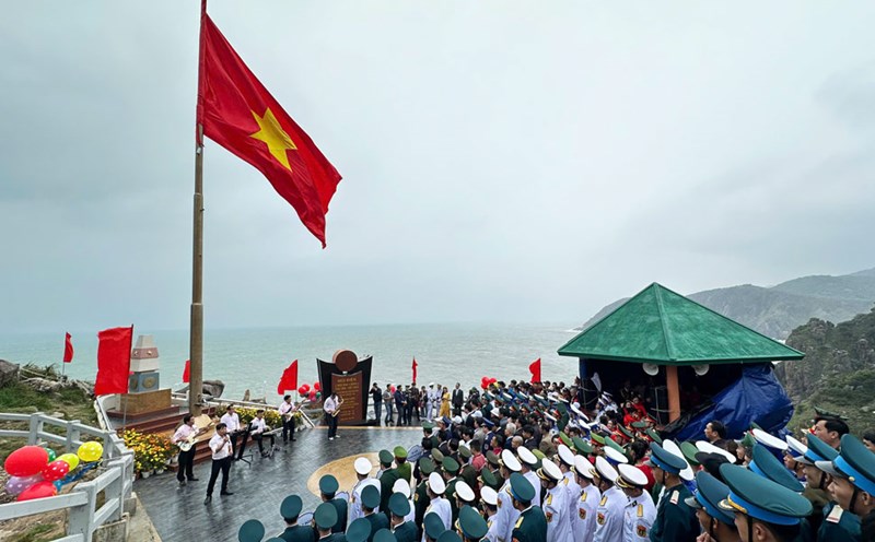 Flag-raising ceremony for the new year 2025 at Bai Mon - Mui Dien national scenic spot (Dong Hoa town, Phu Yen). Photo: Dang Du