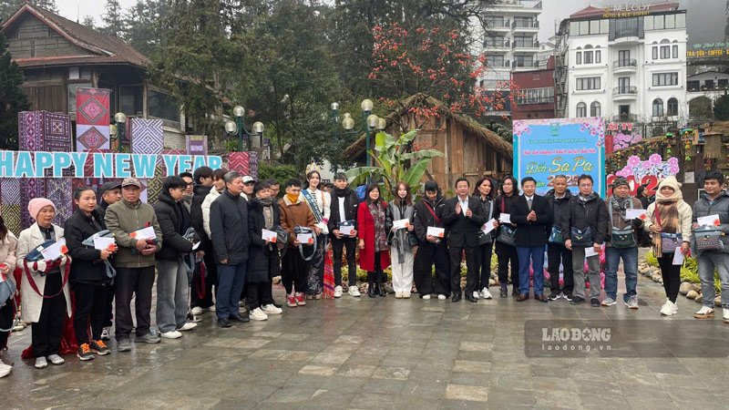 Tourists receive gifts when they visit Sa Pa in the spring of 2025. Photo: Dinh Dai