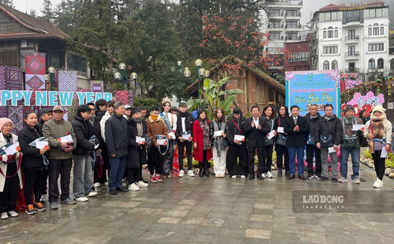 Tourists receive gifts when they visit Sa Pa in the spring of 2025. Photo: Dinh Dai