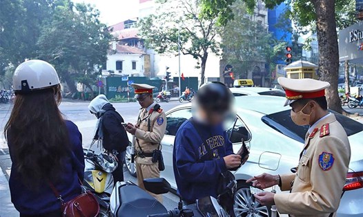 Phạt theo nghị định mới, "bay" cả tháng lương do vượt đèn đỏ