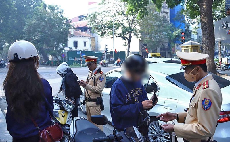 Fines under new decree, "lost" a month's salary for running a red light