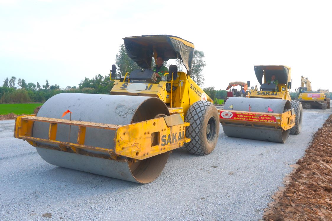 Can Tho - Ca Mau Expressway is bustling with construction machinery. Photo: Ta Quang