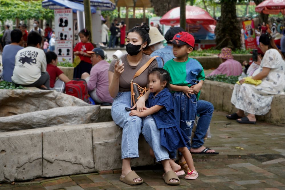 Ong Nguyen Huy Minh cho biet, tranh thu dip nghi tet 4 ngay, ong dua ca gia dinh di choi vi quanh nam ban biu khong co thoi gian cho con cai, gia dinh.  