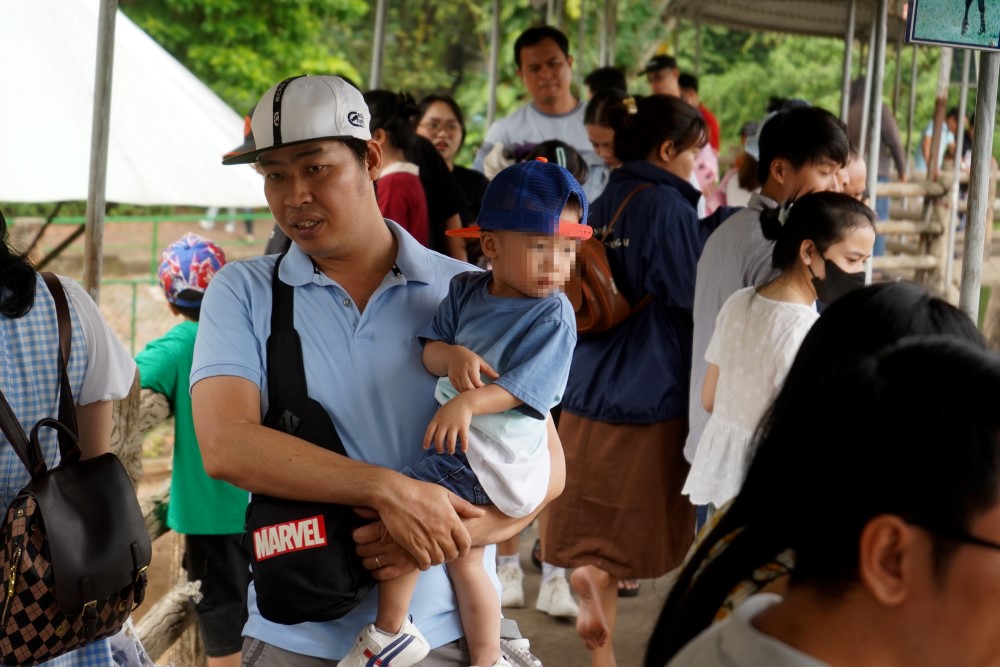 Mot ong bo ngan ngam cho biet dong thi vui nhung met. “Ca gia dinh dao vai vong da thay duoi. Nhieu nguoi qua nen phai chen lan nhau de di, cung may hom nay thoi tiet diu mat khong lai kho chiu nua“, ong bo nay noi.  