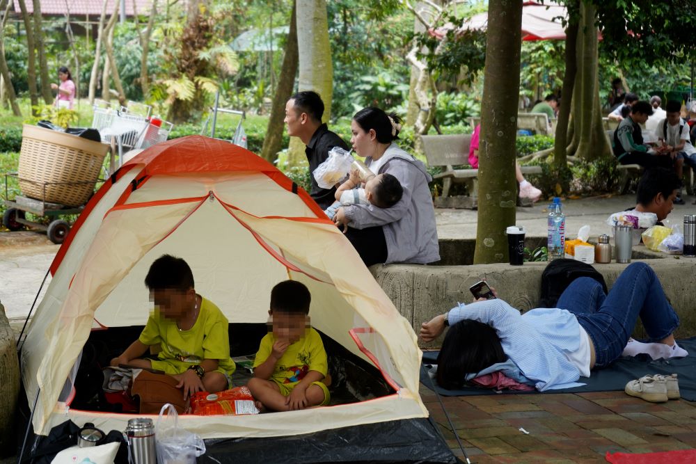   Nhieu gia dinh con mang theo leu, to chuc cam trai o Thao Cam Vien.