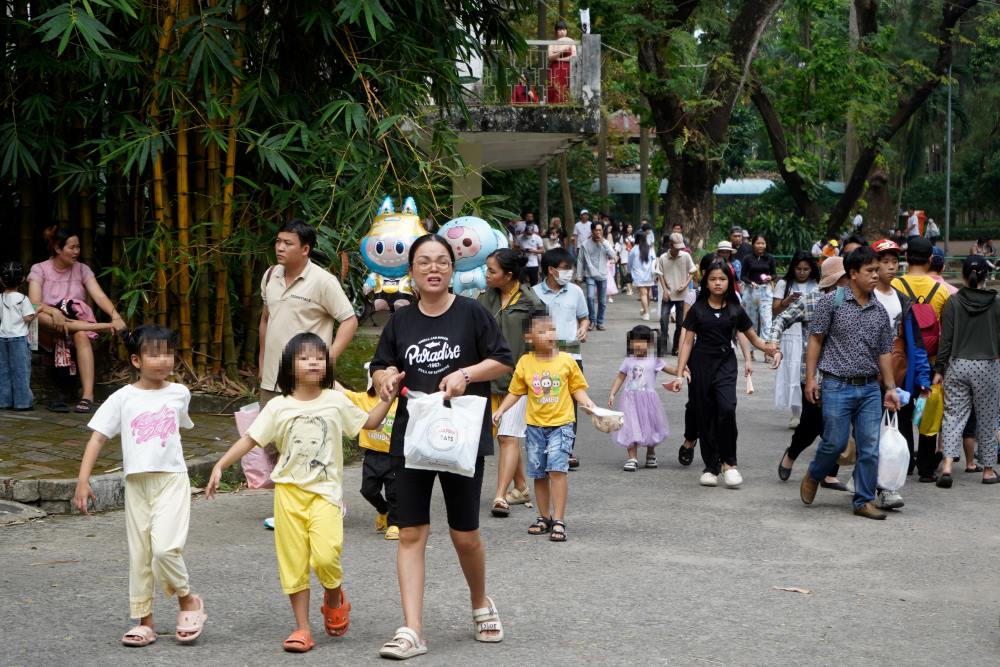  Ngay 1.1, ngay dau tien cua nam moi 2025, nguoi dan TPHCM un un do ve Thao Cam Vien (Quan 1) de vui choi, tham quan nhan dip nghi Tet Duong lich
