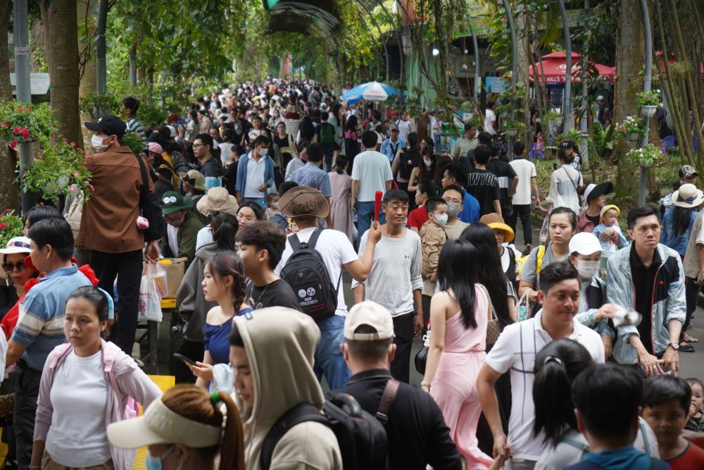 Cang ve trua chieu, luong nguoi do ve day ngay ngang dong, cac loi di chat kin nguoi.