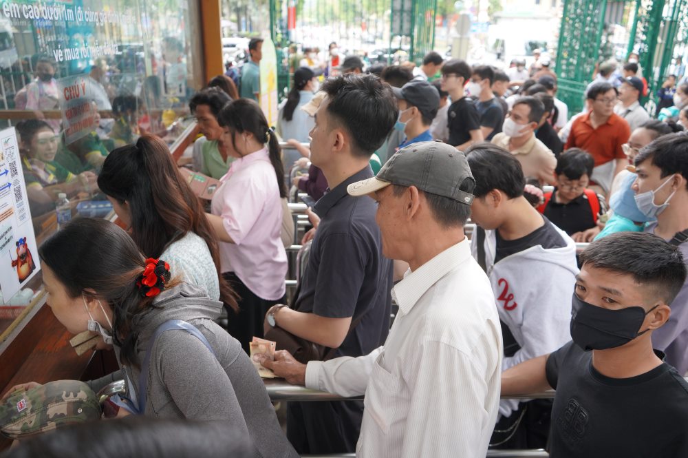 Khu vuc soat ve tai Thao Cam Vien sang nay tap nap du khach xep hang cho mua ve, dong nhung khong xay ra canh chen lan 