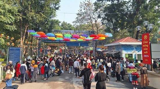 Du khách đến tham quan Vườn thú Hà Nội ngày đầu năm mới 2025. Ảnh: Đền Phú