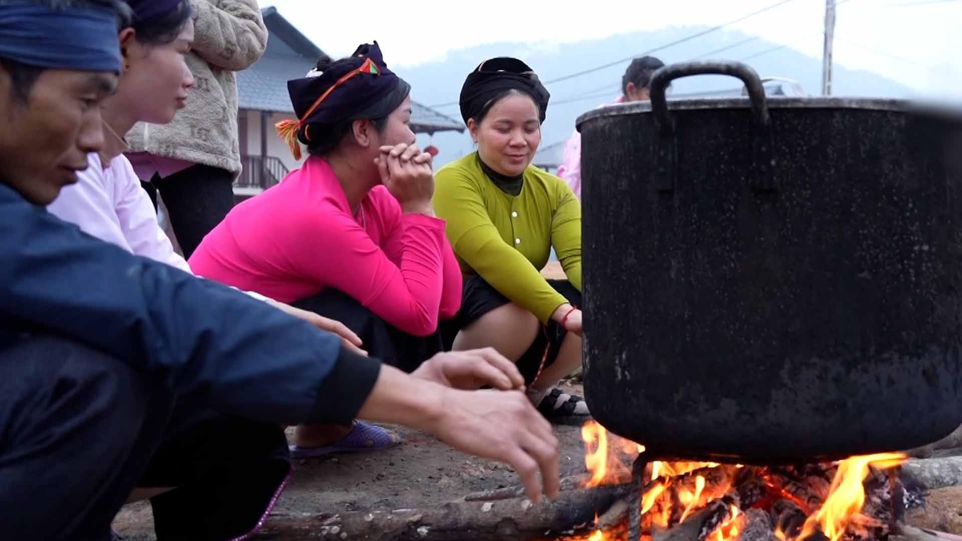 Nu Village: Warmth with the pot of banh chung at the end of the year