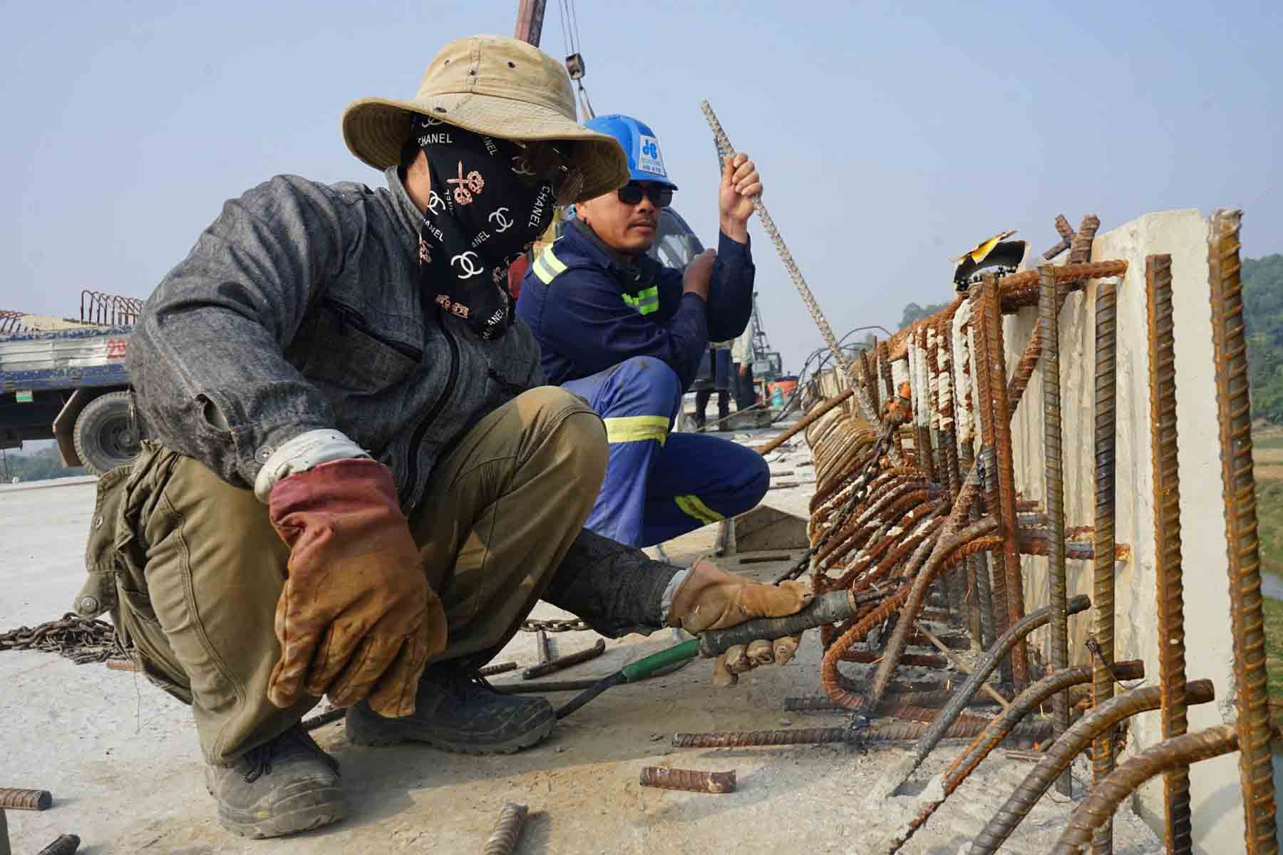 Workers at the Xuan Quang Bridge construction site continued to work normally on New Year's Day 2025. Photo: Quach Du.