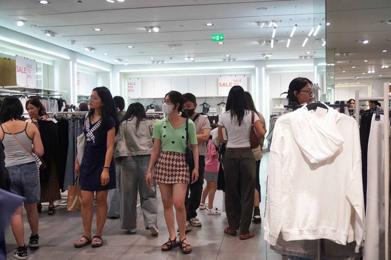 Các cửa hàng thời trang đông đúc khách mua sắm. Ảnh: Như Quỳnh