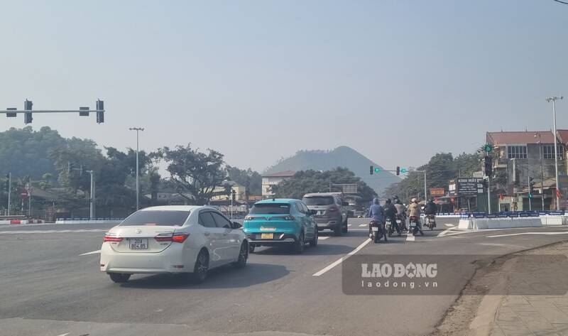 Các phương tiện giao thông dễ dàng di chuyển qua nút giao. Ảnh: Lam Thanh