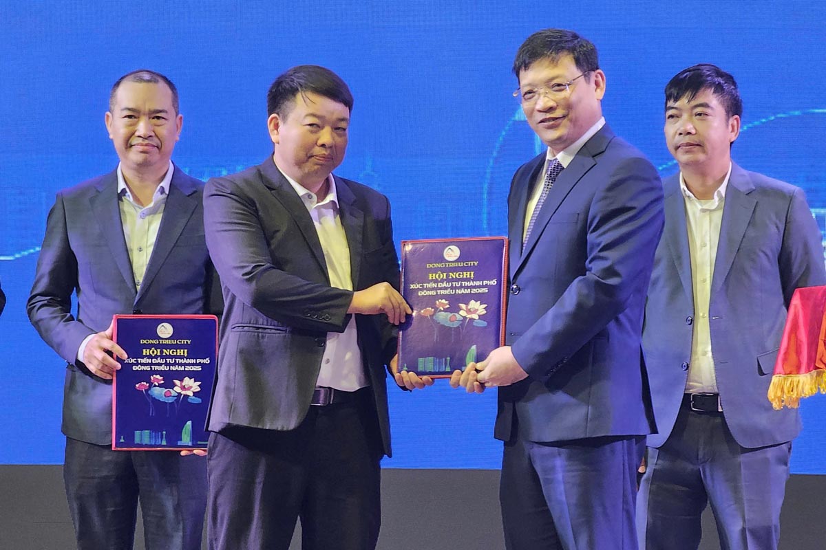 Quang Ninh Provincial People's Committee awarded investment certificates. Photo: Doan Hung