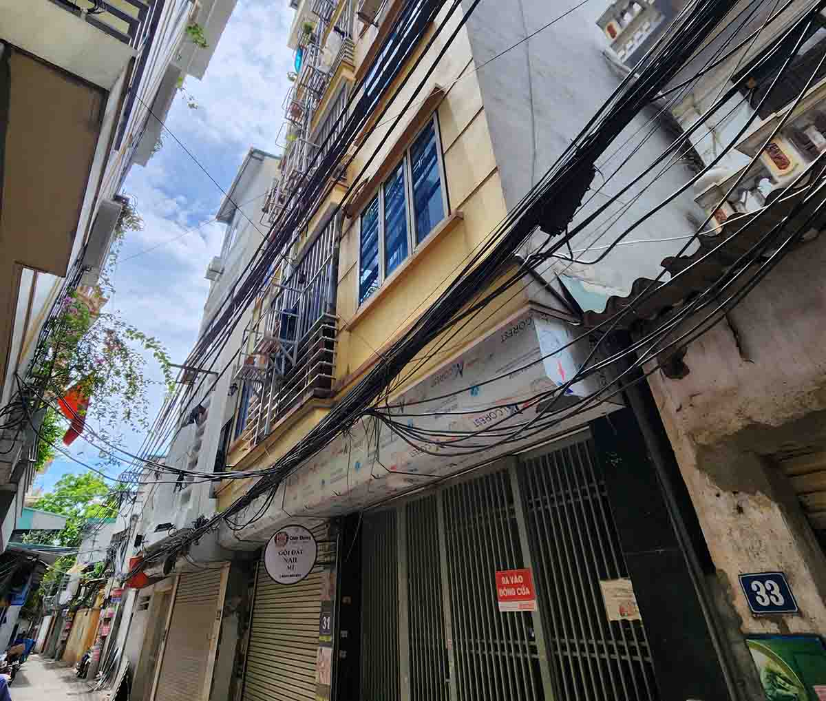 House prices in alleys in Hanoi have been continuously increasing recently. Photo: Cao Nguyen.
