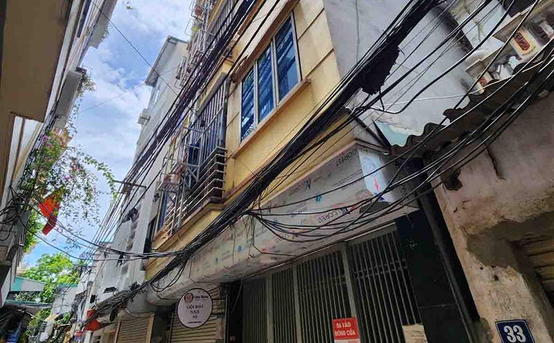 House prices in alleys in Hanoi have been continuously increasing recently. Photo: Cao Nguyen.