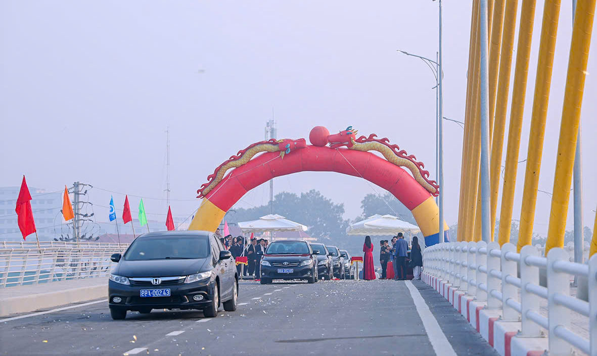Vinh Phuc Provincial People's Committee organized the opening of the railway overpass on Nguyen Tat Thanh Street. Photo: An Vi