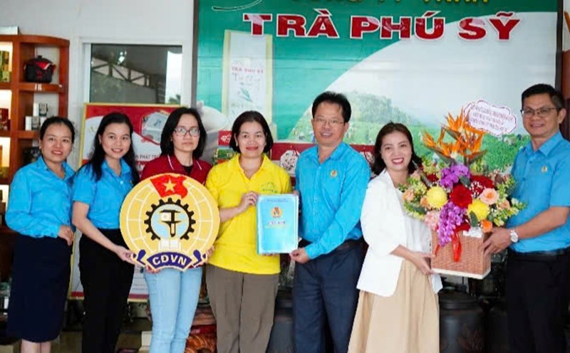 The Bao Loc City Labor Federation (Lam Dong) announced the decision to admit new members and establish a new grassroots union. Photo: Duc Lam