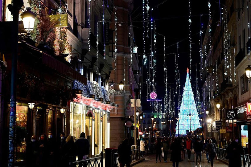 Nguoi dan Tay Ban Nha don giao thua o Quang truong Puerta del Sol. Anh: AFP