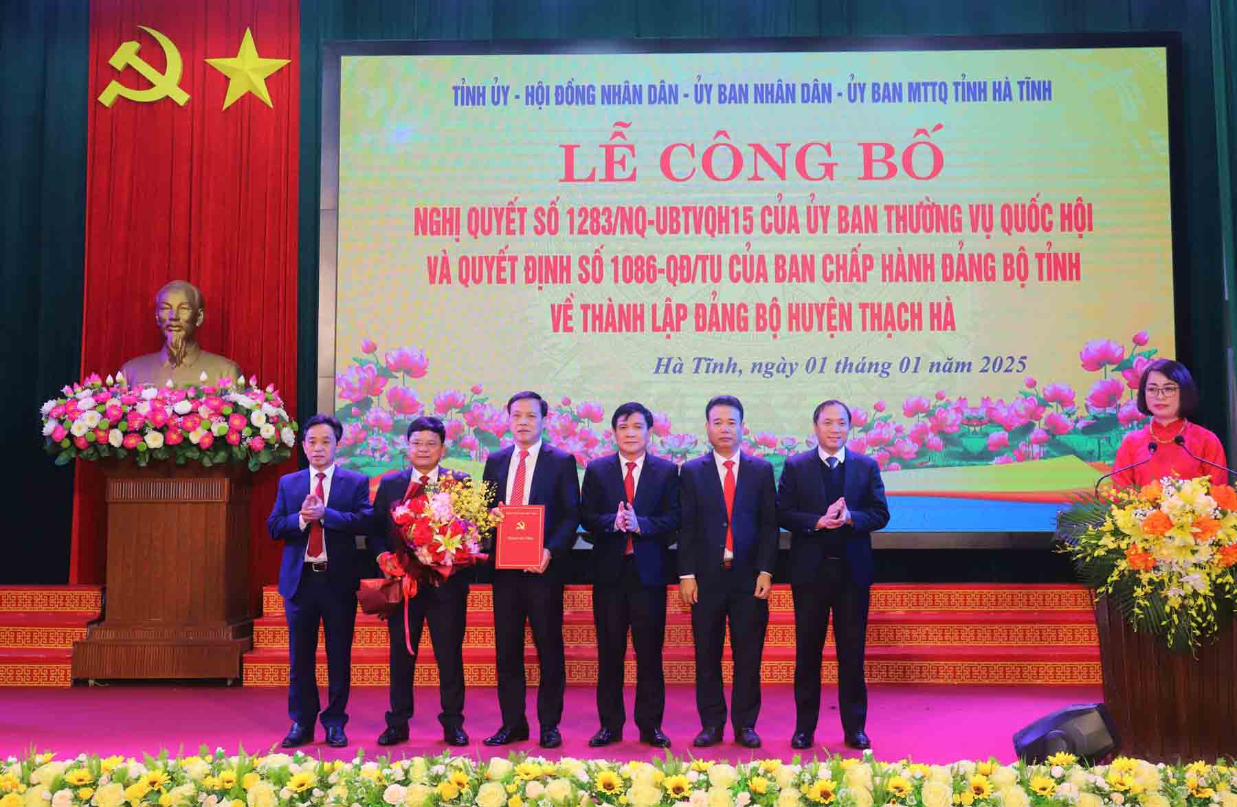 Leaders of Ha Tinh province presented the decision to establish the Party Committee of Thach Ha district after rearranging administrative units. Photo: Ha Thach.