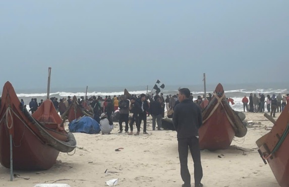 People watch the search for missing fishermen. Photo: H.Nguyen.