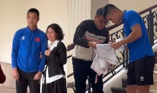 Cổ động viên xin chữ kí, chụp hình cùng cầu thủ tuyển Việt Nam tại khách sạn. Ảnh cắt từ video