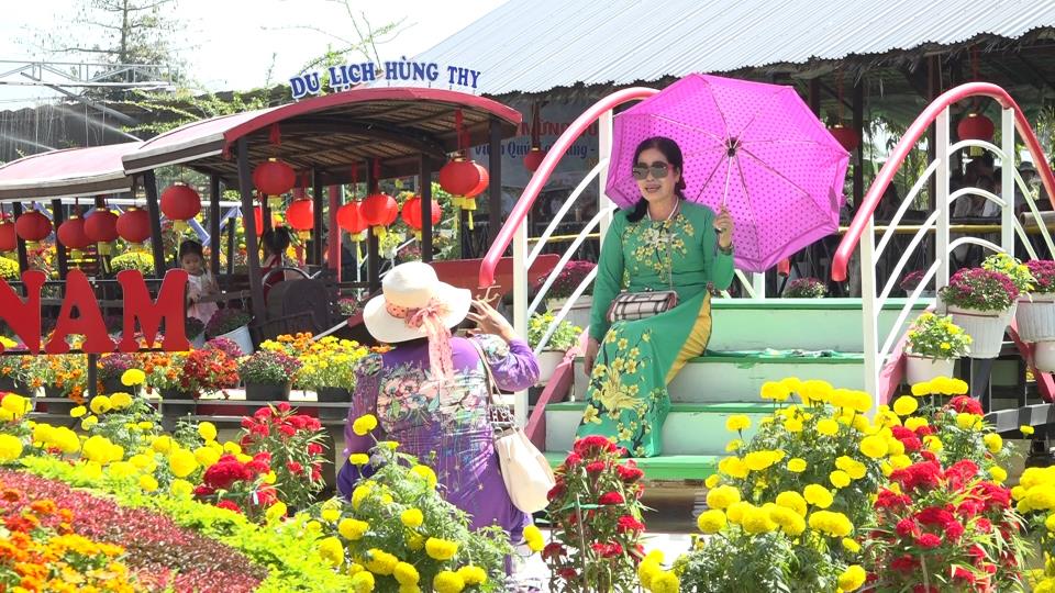 Tấp nập khách vui chơi ở Làng hoa Sa Đéc dịp Tết Dương lịch
