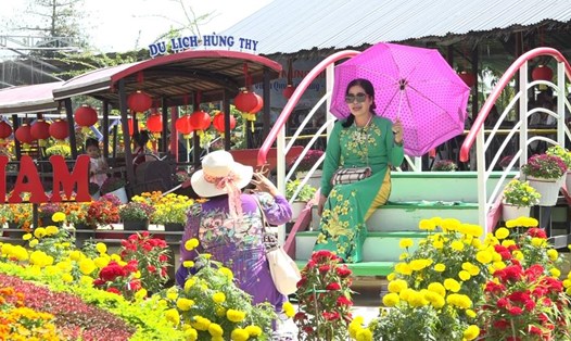 Khách tham quan tạo dáng chụp ảnh ở Làng hoa Sa Đéc. Ảnh: Thanh Thanh