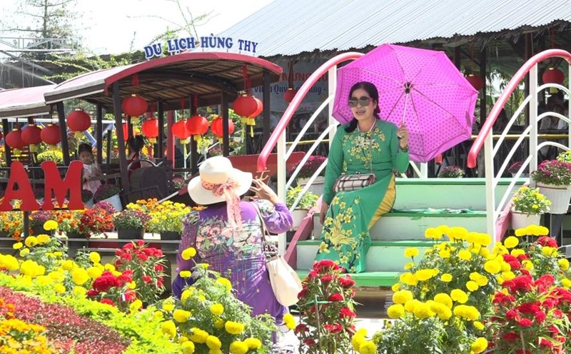 Visitors pose for photos at Sa Dec Flower Village. Photo: Thanh Thanh